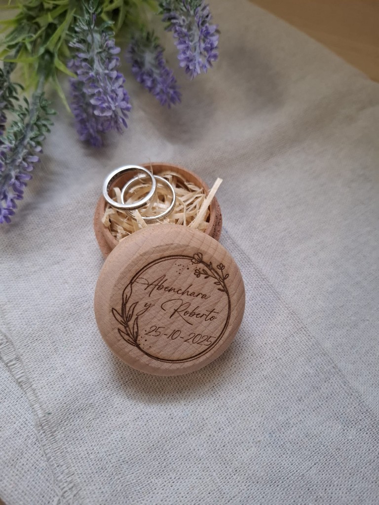 Porta alianzas de madera redondo personalizado